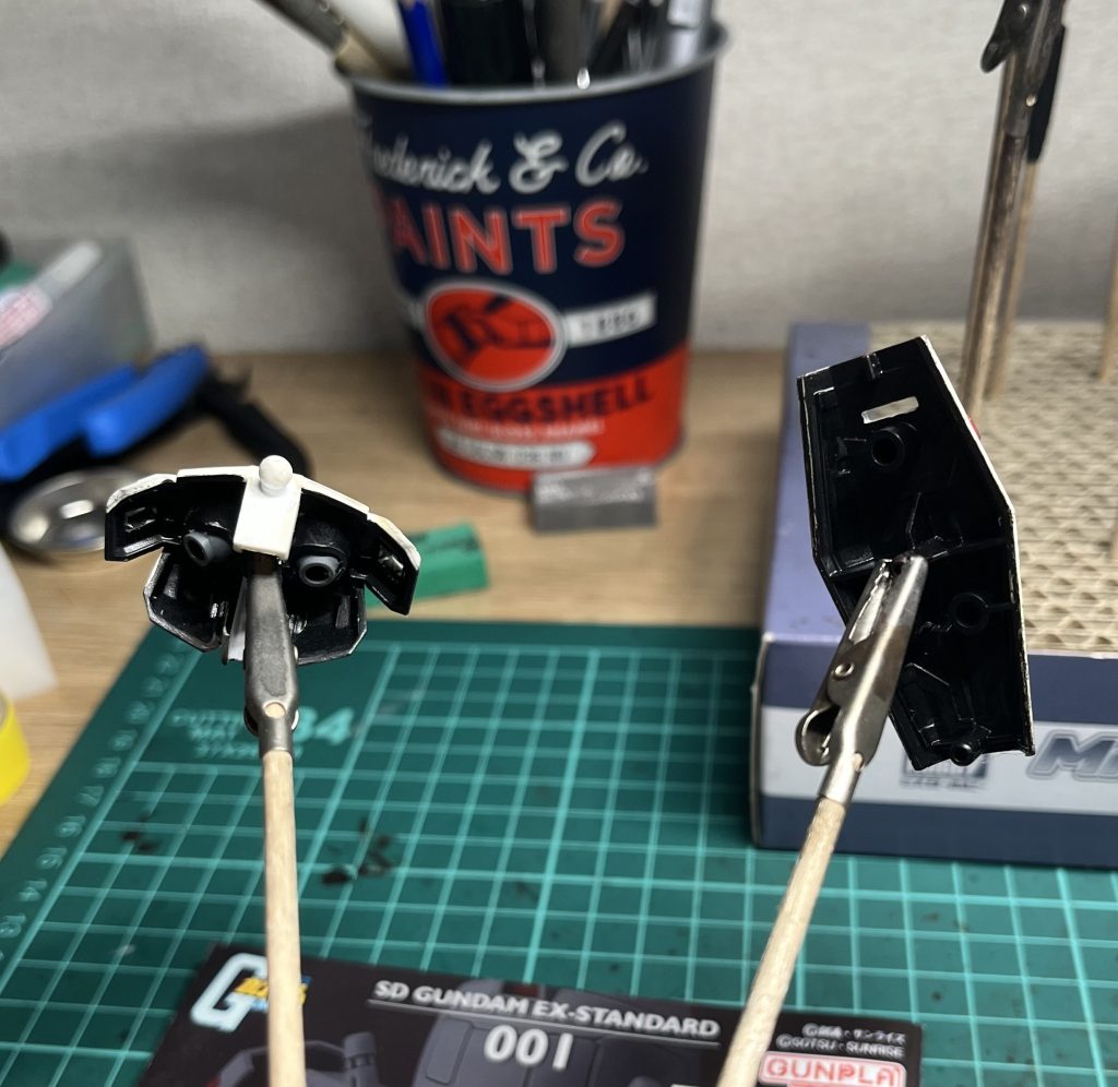 ウェザリングの前に裏打ちや肉抜きは黒く塗りました肉抜きはパテで埋めたりした方が良いんだろうけど、めんどくさいのでしません😌