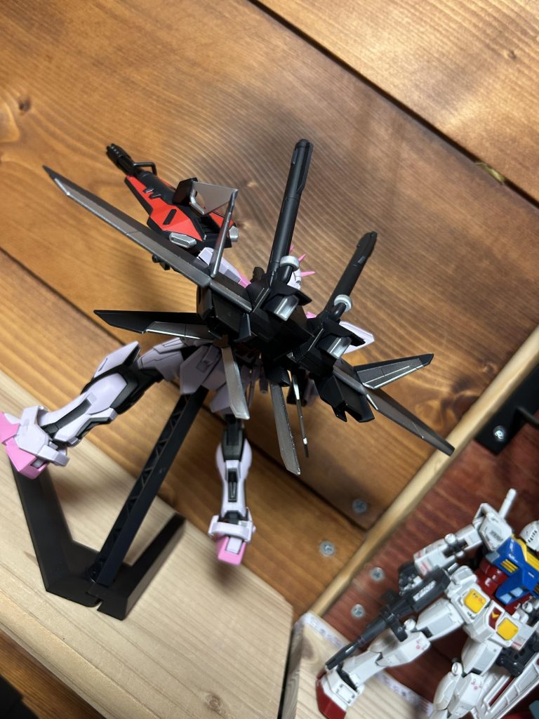 IWSP装備は成形色のグレーよりも暗く濃くして黒よりのグレー、ウイングの色分けはシルバーで白色成形色のパーツもシルバーで仕上げました。