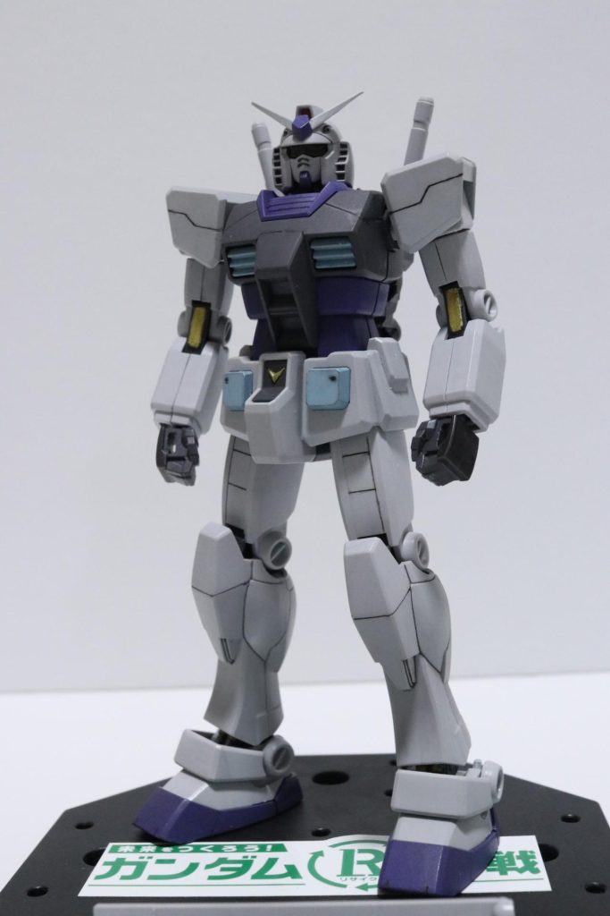 折角のエコプラなので、できるだけ成型色を活かしたいを思い、手元にあった色でMG G-3ガンダム Ver3.0 風にしました。腕や脚のグレーと、胴体のグレーが成型色です。合わせ目消しはほとんどやっていません。