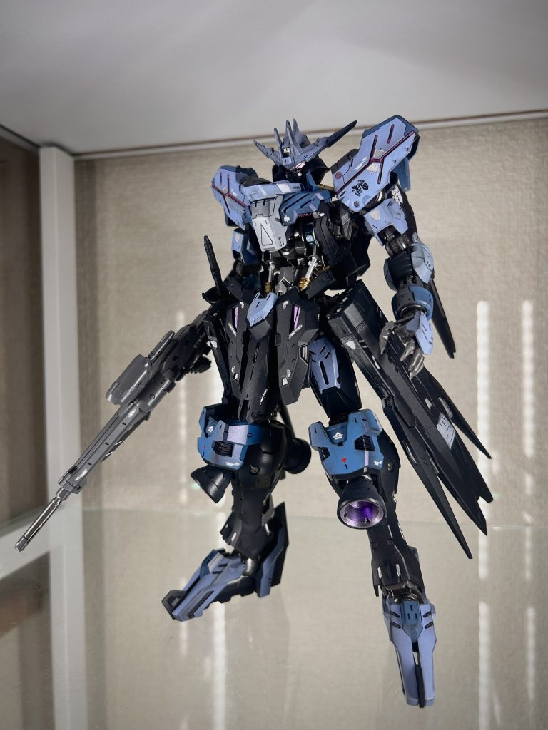 濃さの違うブルーを3色調色し塗装、肩のスリットもピンクを吹きました。やはりピンクが似合います。