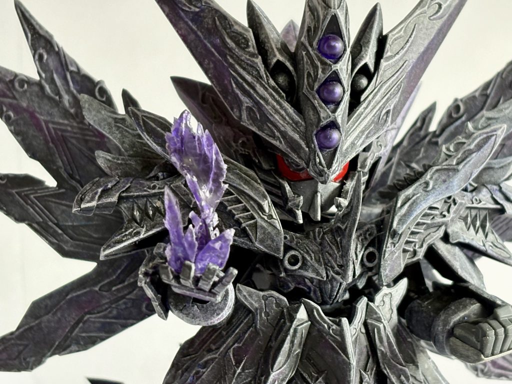 バストショットですシールの目が怖かったので自分で書き込み、箱絵っぽく右手の炎をランナーで作成しました。イメージ通りにはいきませんでしたが、良い経験になりました。これからも宜しくお願いします。