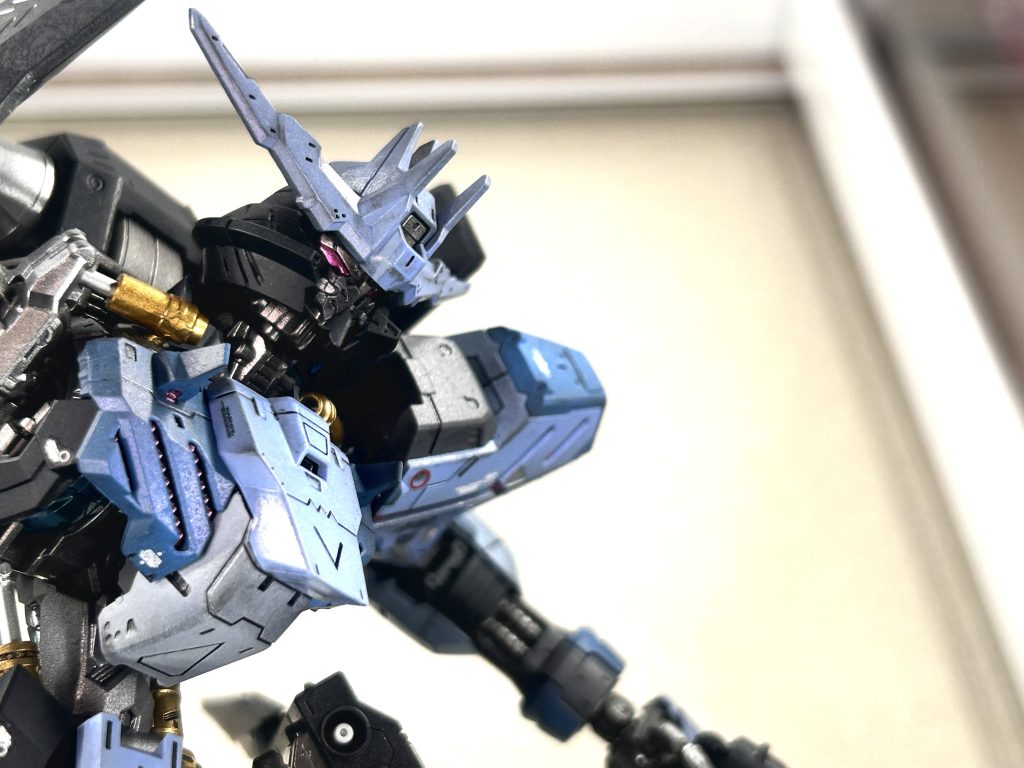 口元はディテールが見やすいよう暗めのグレーに変更しました。