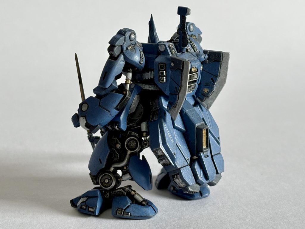 バックショットです。コスパがいいので普段は絶対出来ないようなカラーリングで好きに塗れる所がお気に入りです。足のディテールがかっこいい！