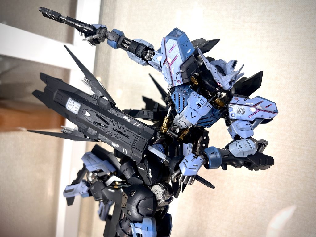 抜刀する瞬間でサイドアーマーの装備も迫力がスゴイ