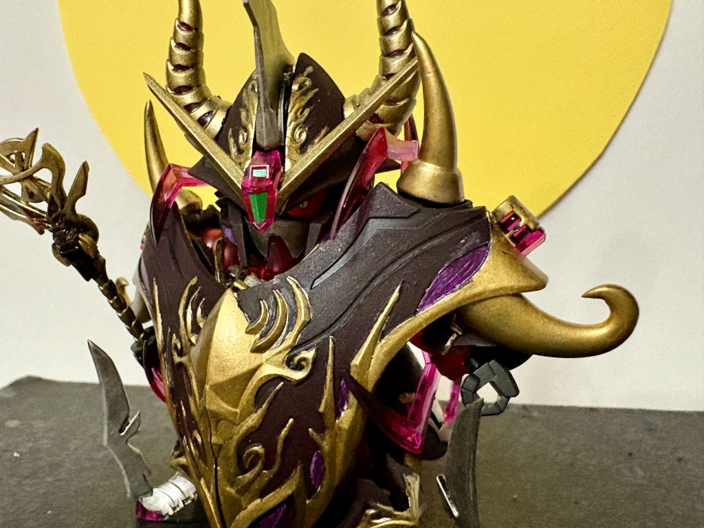 バストショットです今なら目が怖い!と言って自分で塗ってしまいますが、初めてなんでシール1択でしたね。頑張って塗りわけています。