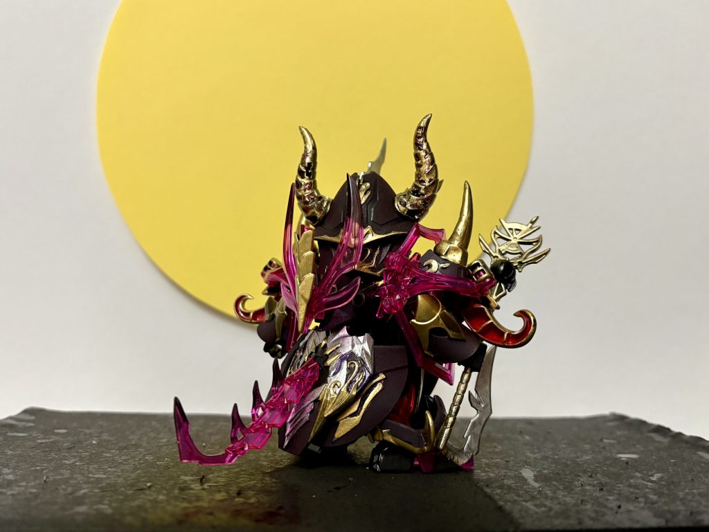 バックショットです作る前に吉本プラモデル部のチョウトクさんの奥義伝承で予習したのですが、見るのとやるのとでは全然違いました。肉抜きを埋める奥義があったのですが、パテとかよく分からなかったので、100均でレジンを買ってきて頑張って埋めています。撮影するのに久しぶりに手に取ってみたら、べったべたになっていました。