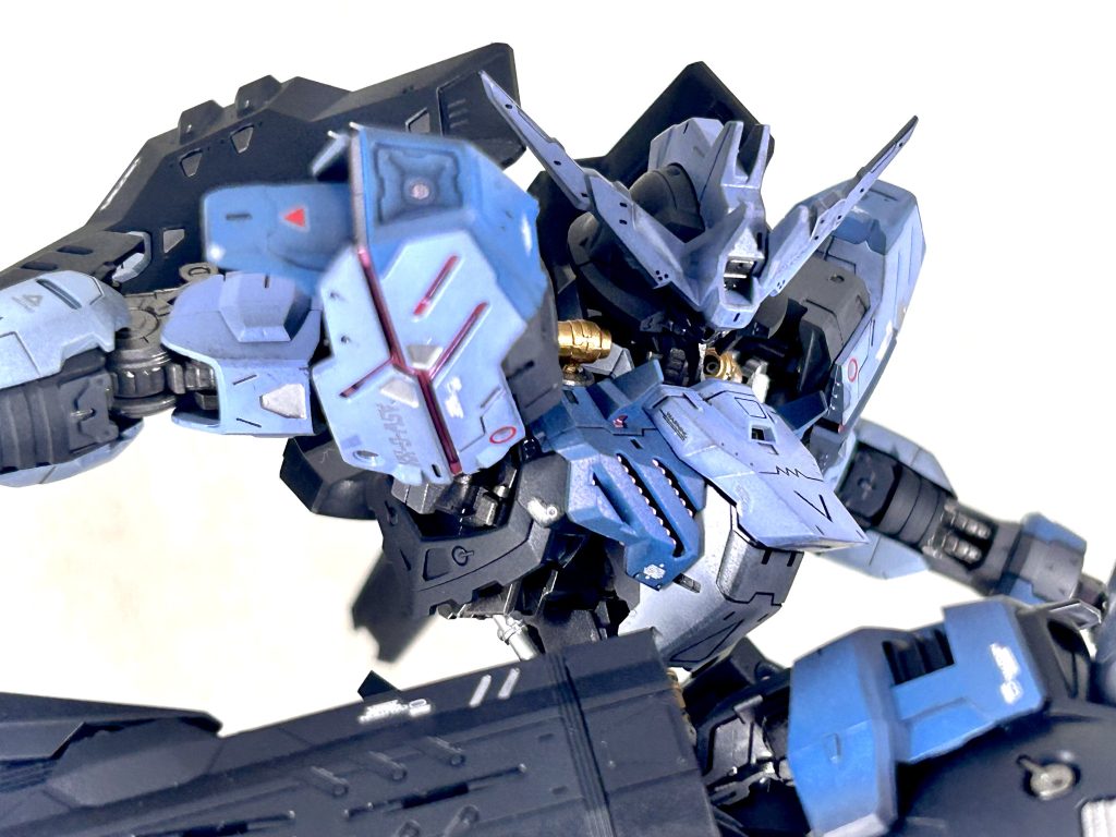 アップでフィニッシュ！本当に素晴らしいキットでした。カッコ良さと可動域の両立が素晴らしいです。ガンダムフレームも組みごたえがあり、凄く楽しいキットでした。はやり2丁拳銃は正義！以上です、ありがとうございました！