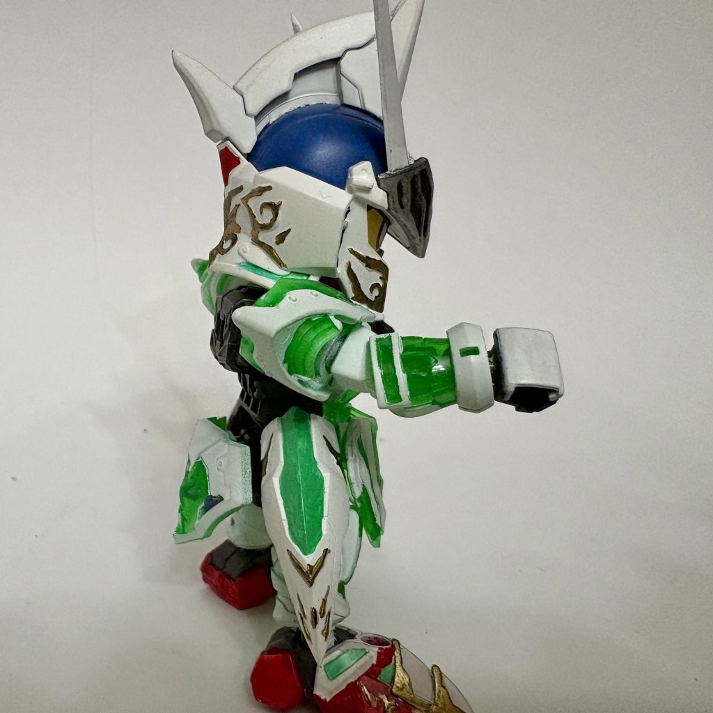 腕はこんな感じです。素組みはクリアグリーンなんでめっちゃピカピカしてます。SDならではなのでランナーとか捨てずに取ってあります。貧乏性では改めまして