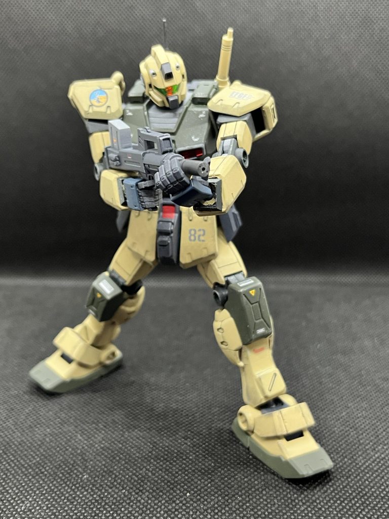 マシンガンを両手持ちで。サプレッサーがいい感じ。