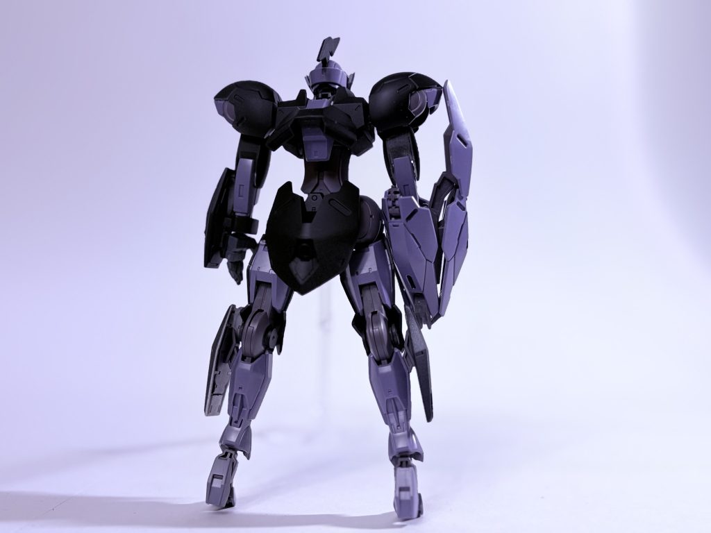 黒サフを吹いたらめちゃくちゃカッコよかったので、そのまま完成にしました。水星の魔女めちゃくちゃ面白かったですね。マロマユ好きなんで、スレッダがストライクでした。そのラスボス的存在の機体です。