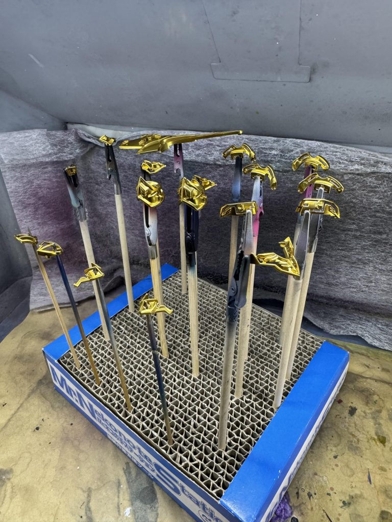 せっかくのメッキを活かしたかったのでクリアイエロー、クリアオレンジ、フラットクリアを1:1:1で若干ドライ気味に吹いて色味と質感を調整しましたイメージ通りの色味と質感が表現出来たのでここは地味にお気に入りポイントなのです