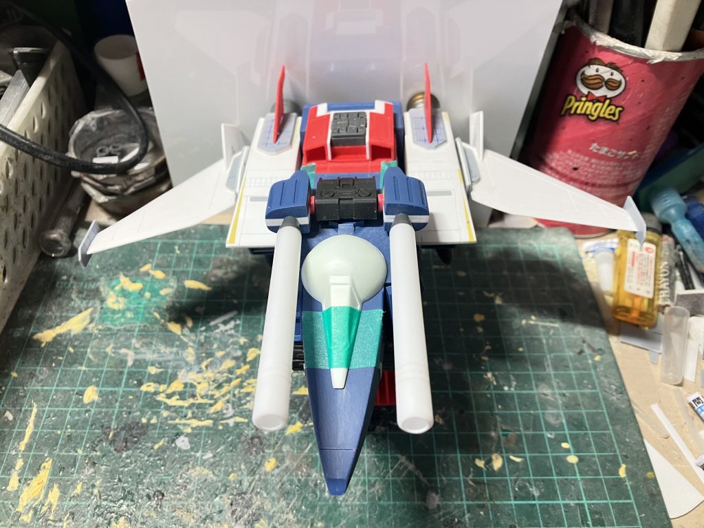 上からが一番分かりやすいかも^ - ^逆向きの翼、垂直翼の追加、左右のエアダクト形状変更ビーム砲の基部、ガンダムのバックパック