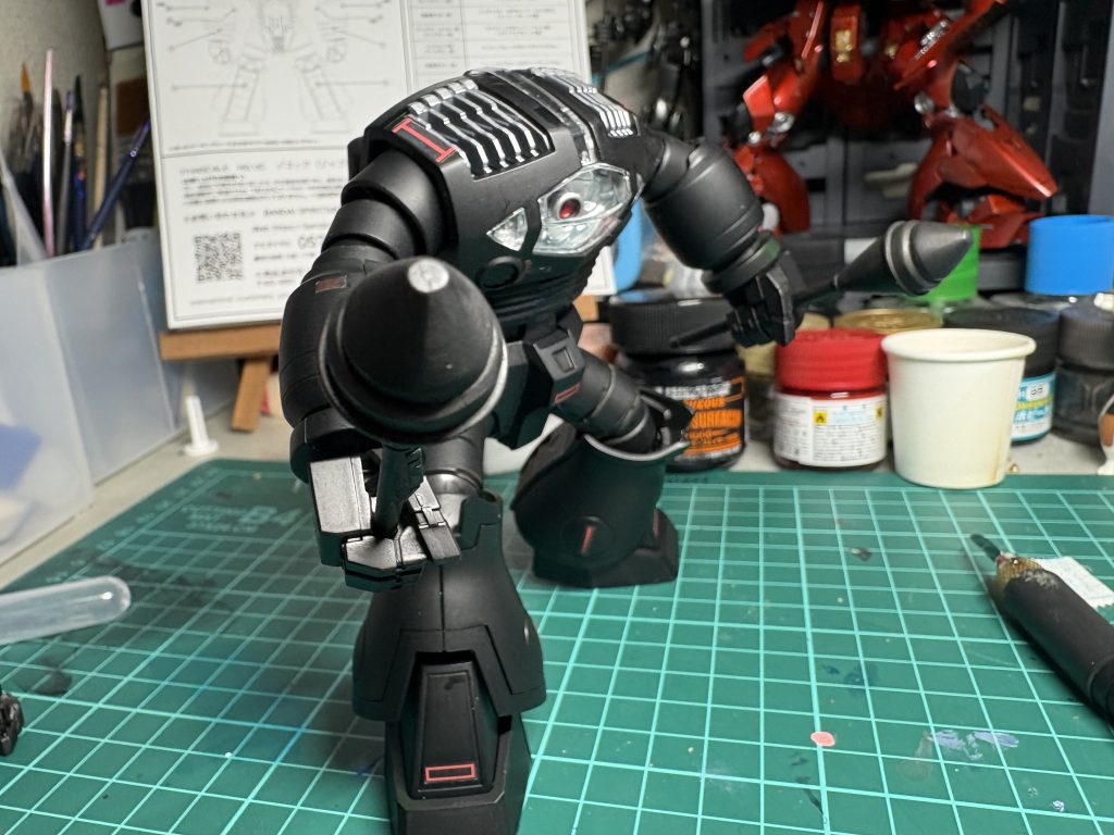 黒サフとモノアイ周りはガンマカシルバーです。あとマーキングシール