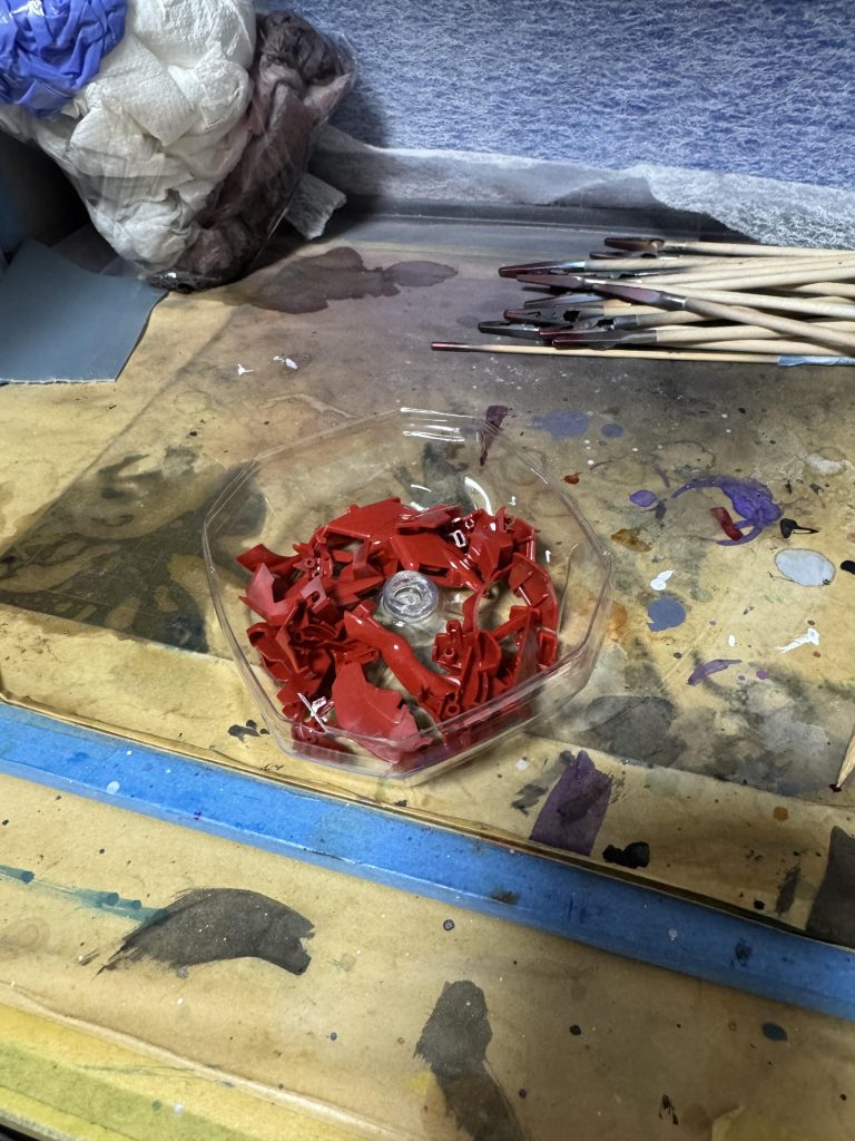 お風呂上がりのパーツ達当初はマットキャンディに仕上げるつもりだったのでサフ仕上げでしたが、キャンディの深みを捨てきれずドボンそこから表面仕上げをやり直し、光沢仕上げとしました