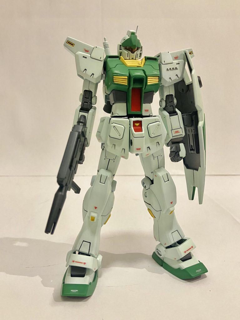 この握り拳、キットに付属の物ですがよく出来ています普段なら穴が開いている握り拳しか無いのに、他にも平手とか種類があって今のキットよりも贅沢です♪