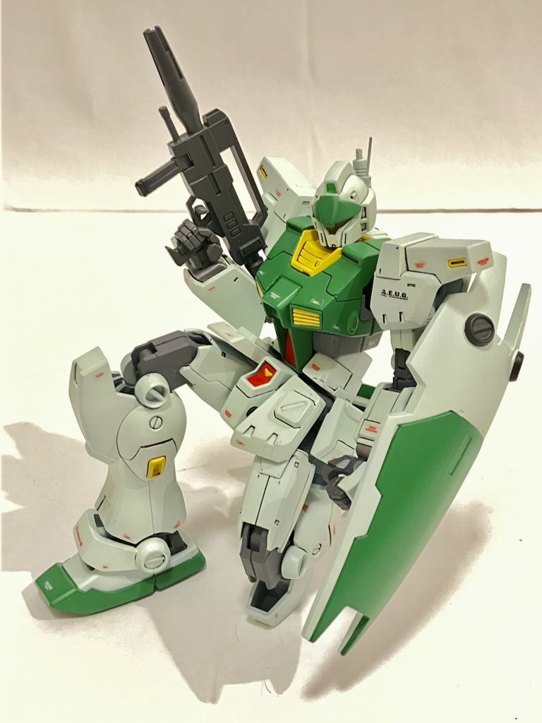 可動域が分かりやすい膝立足首は延びてほしかったですが、それ以外は申し分なく仕上がりました特に胴体部かなりくの字になってますね〜あともう少し前に曲がれる余裕がありました♪ちなみに素のジム・カスタムは膝立出来ません膝が届かないです