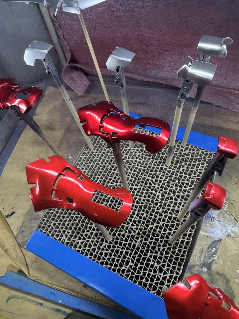 成形色のあの微妙な違いをキャンディ塗装でもそのまま再現したく、パーツをテストピースにしているおじさんですここまでに外装パーツ達はシンナー風呂にドボンされているので怖いものはもう何もないのですちなみにこの写真の構成はボツ最終的には明るい赤は成形色にスターブライトシルバー→クリアレッド、暗い赤はEXブラック→スターブライトシルバー→クリアレッドとなっております 