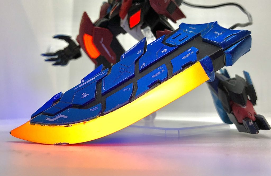 尻尾。技術的な問題により刃先と切先だけ蛍光オレンジでヒート塗装しました。ルプスレクスのように敵を貫く使い方はせず、ディノバルドの様に叩きつけ、薙ぎ払いと言った重厚感あるダイナミックな使い方をするイメージ。