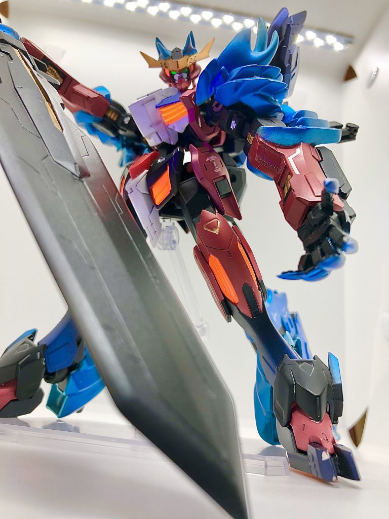 正面。ディノバルドの赤や群青、黒を中心に胴体とマスクに白を残して主人公機感を残しつつ悪魔的シルエットを強化したような外見になりました(後付け)。肩アーマーはディノXシリーズを参考にして、パテを手作業で造形しました。正直、ここが1番辛かった