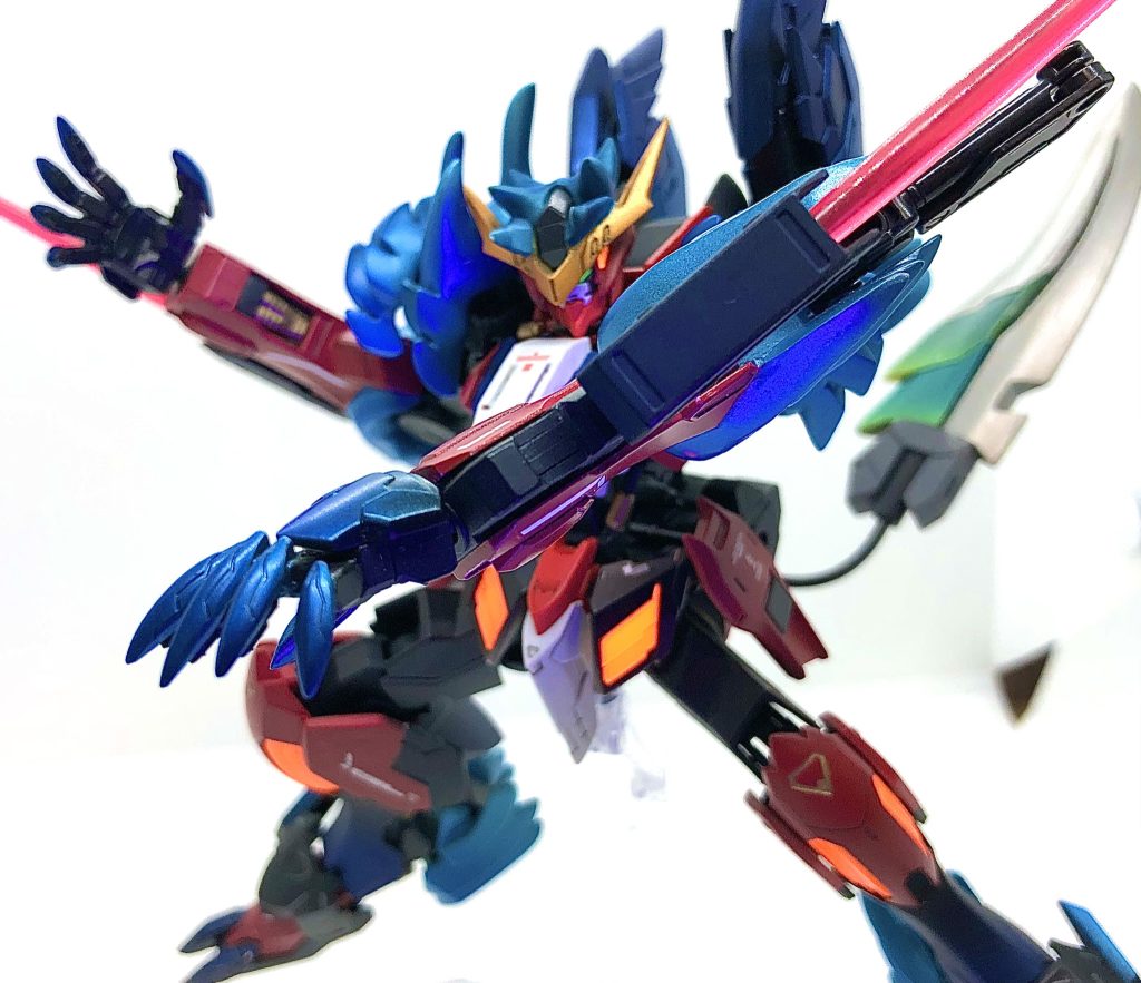 サブアームを常時剥き出しとし、アームのカバー装甲からビームサーベルを発振できるようにしました。鉄血機体にビームサーベルはナンセンスと思う方もいると思うが、カッコいいのでヨシ!