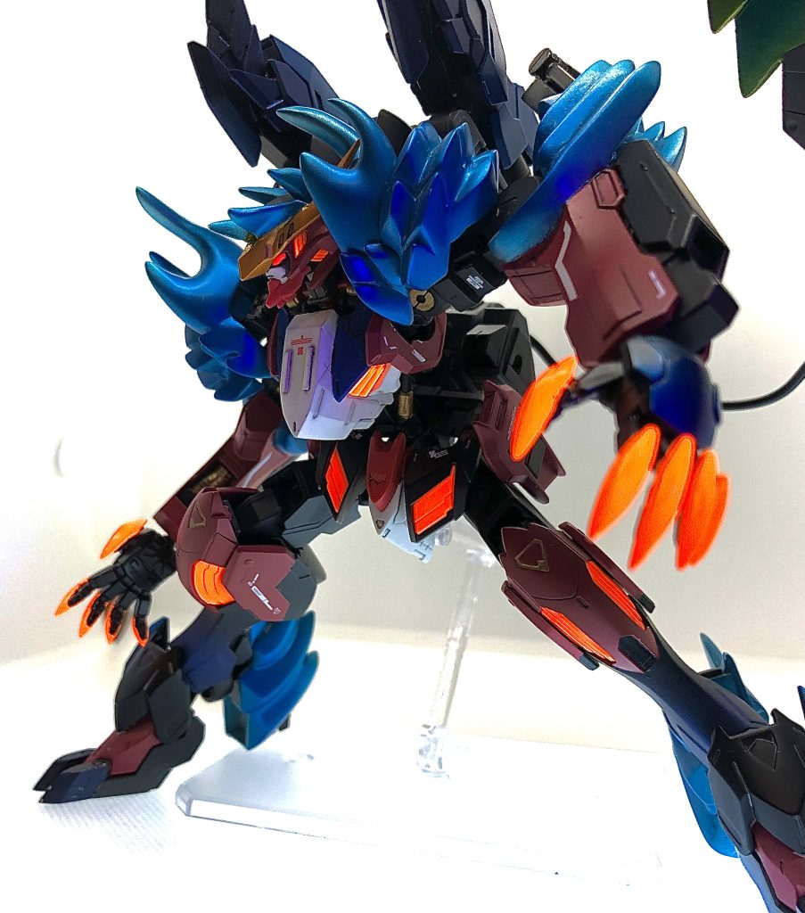 ルプスレクスの持つデカくてヤバい手も通常時(青)と赤熱時の二種類を用意してます。もちろんブラックライトで光ります。尻尾のポージングが難しすぎでヤバイ。あとはかっこよく撮れたのを何枚か。