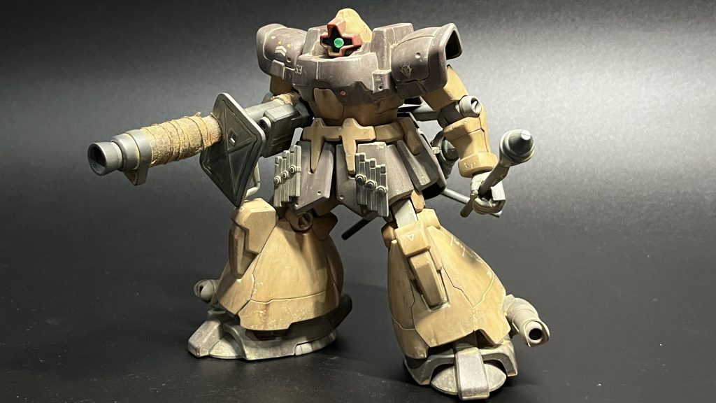 可動域はほとんどないので、ディスプレイする時のポージングに悩みましたが、バズーカを肩がけではなく、腰溜め撃ちポジションで決定しました!😁