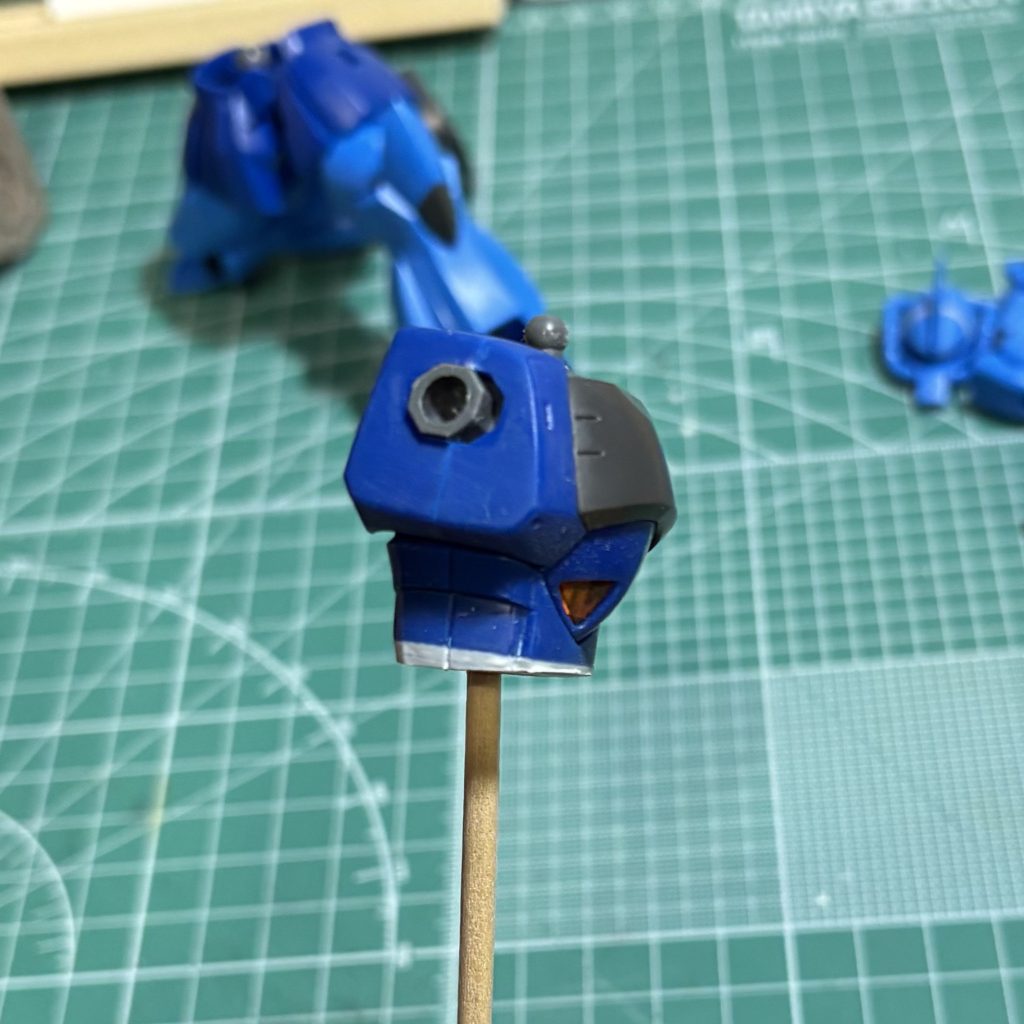 射撃姿勢時、前屈みになるように斜めに延長してます。