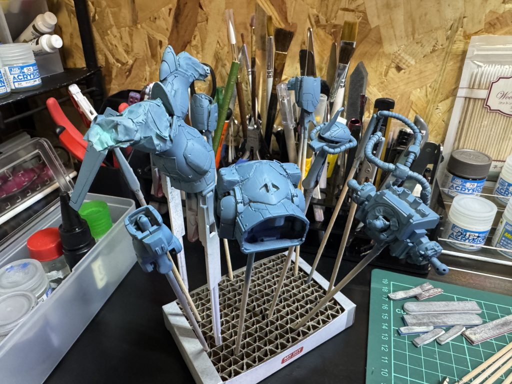 サフとブルー、ホワイト、ブラックを混ぜてブルーグレー艶消し塗装してみました。 