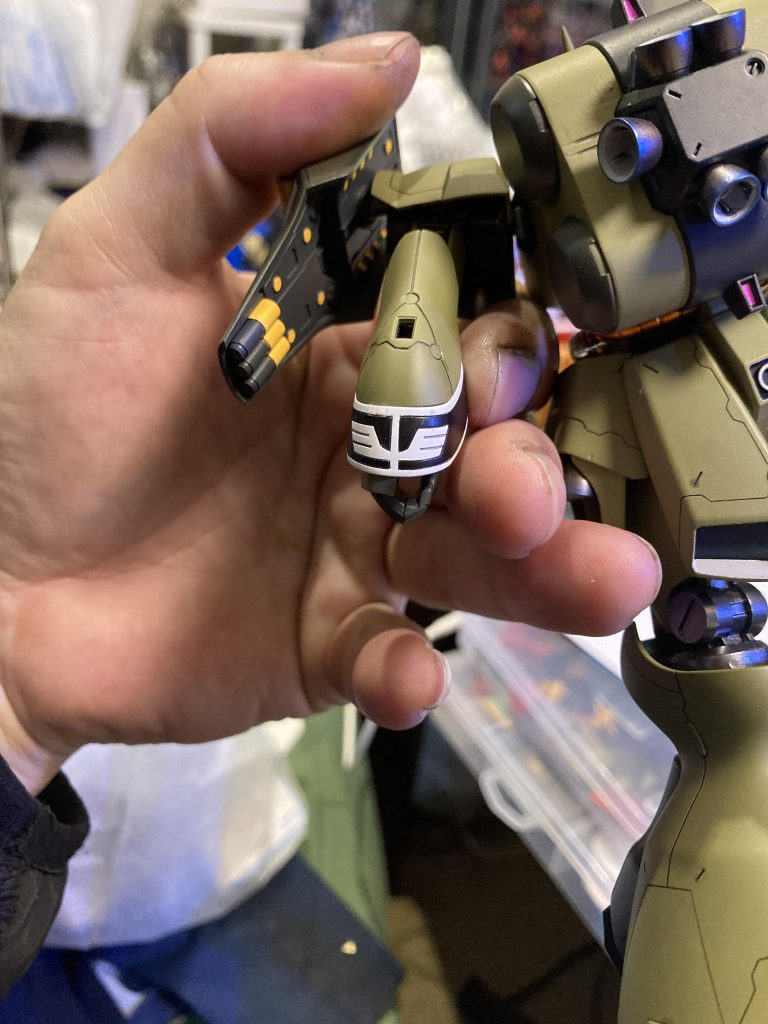 袖はスジボリで再現。