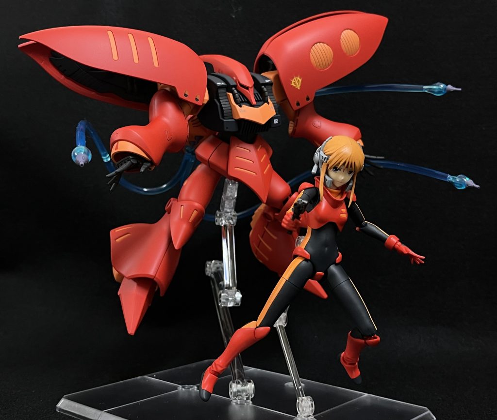 先に作ったプルツーと共に。個人的にヘルメットよりヘッドギアの方が好みですね。機体に乗り込むと外してしまうようですが😓
