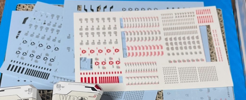 【デカールについて】●使用素材　・ハイキューパーツ 家庭用インクジェットプリンターデカール用紙 透明ベース A4サイズ (5枚入) INKJ-T04CL　・ハイキューパーツ クリアデカールTH B5サイズ 6枚入 プラモデル用素材 CLDTH-B5　・テプラPROテープカートリッジ マットラベル 24mm 透明/白文字 8m SB24TS　・セリア　カッティングシート（ホワイト・レッド）●機材　・エプソン インクジェット　カラリオ EP-880AN　・キングジム テプラPRO SR5900P　・シルエットカメオ4