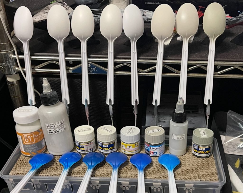 【塗料について】●パーツ裏側　・GS-03 サーフェイサーエヴォ ブラック●ホワイト系　・ホワイト Ex-01 Ex-ホワイト　・グレー1 LP-34 ライトグレイ　・グレー2 C315 グレー FS16440 米海軍機標準塗装色 ※下地　CC-01 クラフタ サーフェイサー●ブルー系　・ブルー1　C65 インディブルーを中心に調色　・ブルー2　C34 スカイブルー　※C65 インディブルーの上に塗装 ※下地　CC-01 クラフタ サーフェイサー ※ブルー1調色使用塗料（以下の塗料をどのように調色したのかは忘れてしまいました） 　・インディブルー 　・C322　フタロシアニンブルー 　・C80　コバルトブルー 　・C72　ミディアムブルー●レッド系　・レッド1　UG11  MSシャアレッド　・レッド2　C100 マルーン　※UG11  MSシャアレッドの上に塗装 ※下地　CC-01 クラフタ サーフェイサー　●イエロー　・C113 半光沢 RLM04 イエロー ※下地　CC-01 クラフタ サーフェイサー●ブラック系　●バックパック等   　　・GX218 グラファイトブラック：SM206 スーパークロームシルバー2 　10：3　●下地＆ブラック 　　・GS-03 サーフェイサーエヴォ ブラック●シルバー　　・SM208 スーパージュラルミン●カッパー　・Mr.メタルカラー　MC215　カッパー