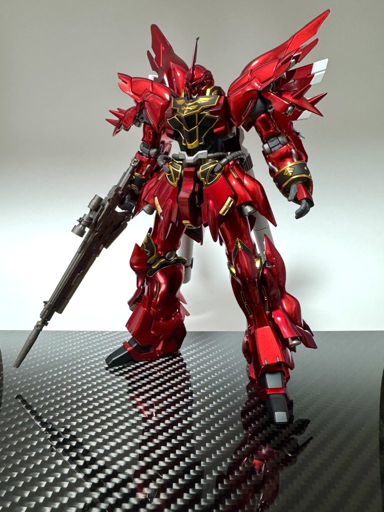 いつもの素立ちですこのRGシナンジュ、評判の通り関節がふにゃふにゃで立っているのがやっとでございます（何かと理由をつけていつも素立ちばかり）工作といえば足の装甲の合わせ目消しと後ハメ加工とプロペラントタンクを差し替えた位でしょうか光沢で仕上げる為外装はサフレス仕上げです