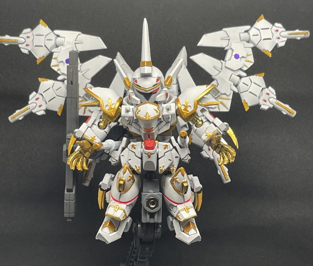 顔は上と頬を削り小顔化、ヘルメットに形状追加して丸顔を分かりにくくし、片目追加しました。頭のトサカも角度を上げて縦長にしました。肩アーマの内側のパーツの角度を変更。ボディの4門バルカンには初のメタルパーツを取付け。良いディテールアップになったかと思います。フロントアーマは2枚張りにしてふとももを見えなくしました。脚部のサイドにも腕の爪パーツを取付け。太ももと足首で少し延長し足長にしました。足元はギャンシュトロームから拝借。つま先にボリュームあって似合うかなぁと。