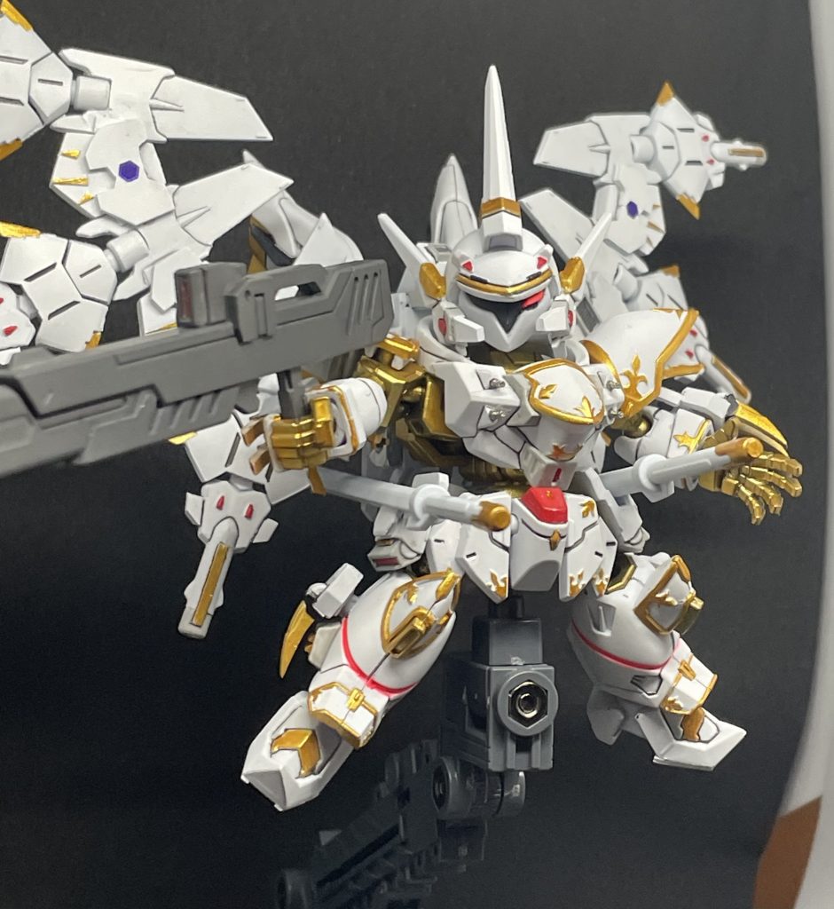 いつも通りライフルとサーベルはHGから拝借し迫力を増してます。ライフルはバックパックにマウント、サーベルは肉抜き無事をサイドアーマーに挿し込むようにマウントしました。