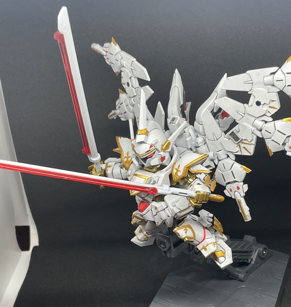 サーベルもMJの物は短刀みたいな長さなので交換。大刀どころではない長さになりました😆ビーム刃がクリアパーツでカッコいいです!