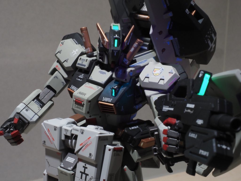 撮影に関しては、今回一眼レフカメラで撮影してみました。そして『ガンプラ撮影テク』なる本を購入し新ライトも導入、F22で撮影。。。ブレまくります。なるほど、三脚要るわ。ということでam⚪︎zonをポチっ。安いけれども安定感抜群の重量三脚が届き、完成から2週間経ってようやく撮影に漕ぎ着けました。