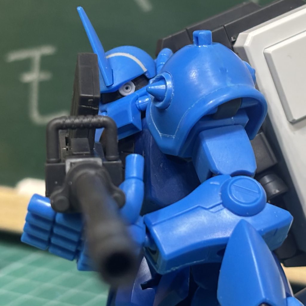 モノアイ中心部に穴を開けて、キリッとさせます٩( 'ω' )وレンズをはめたときに、印象が変わります。レンズはレジンで作成しました😁