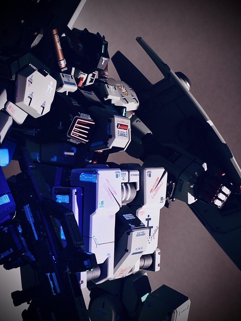 塗料の覚書↓下地:ガイアメカサフ(スーパーヘビー)、グレー(1200)装甲:ガルグレー、ライトグレー、プリズムブルーブラック、カッパー、モンザレッド筆塗り:メフィストンレッド(シタデルカラー)細かなところは、初めてシタデルカラーの筆塗りしたのですが、こんなに色乗り・発色が良いとは知りませんでした。今後多用したいと思います。が、シタデルカラーって普通の模型店にはないのですね?今回は通販しましたが、やはり現物見て買いたいのでお店を見つけるのが喫緊の課題です。