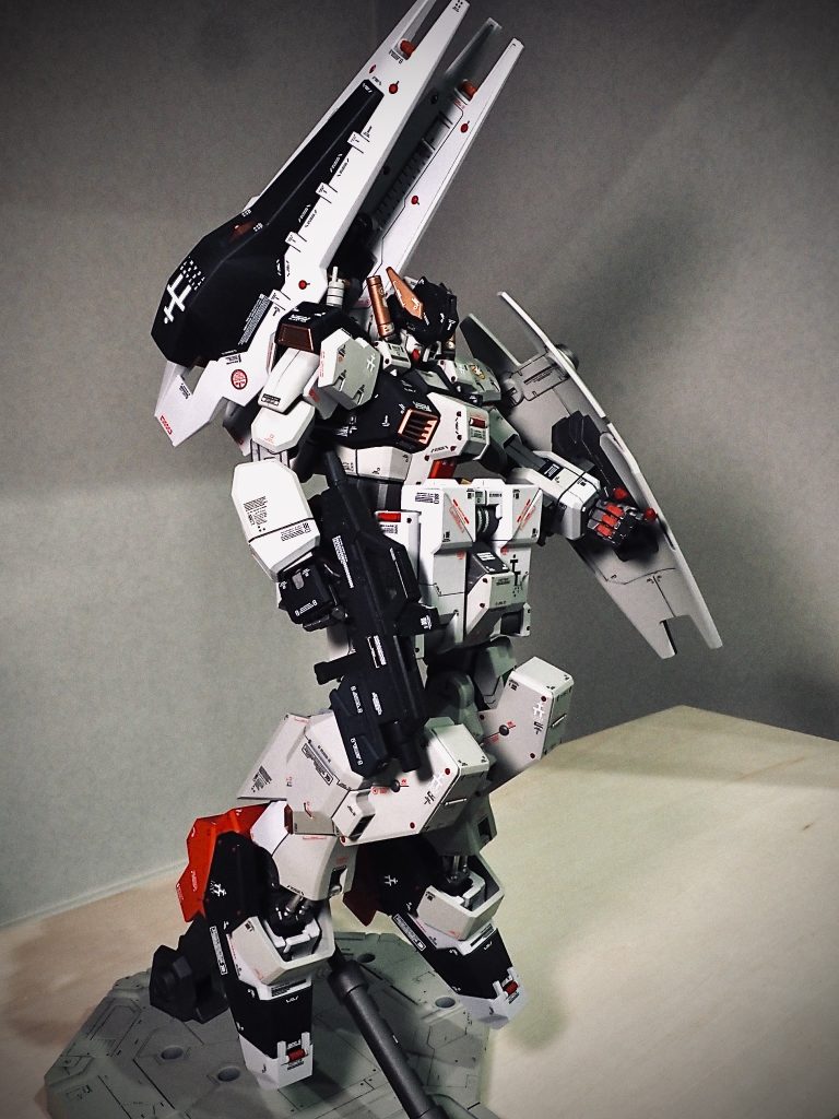 2作目の投稿ではありますが、数ヶ月の間に数体のHGを筋彫り追加+全塗装で仕上げました。。。嫌というほど筋彫りの才能・技術のなさを痛感し、アドバンスドヘイズルではそれを断念。修行します。というわけで、デカールを必要以上にペタペタしてメカ感を出しました(?)。