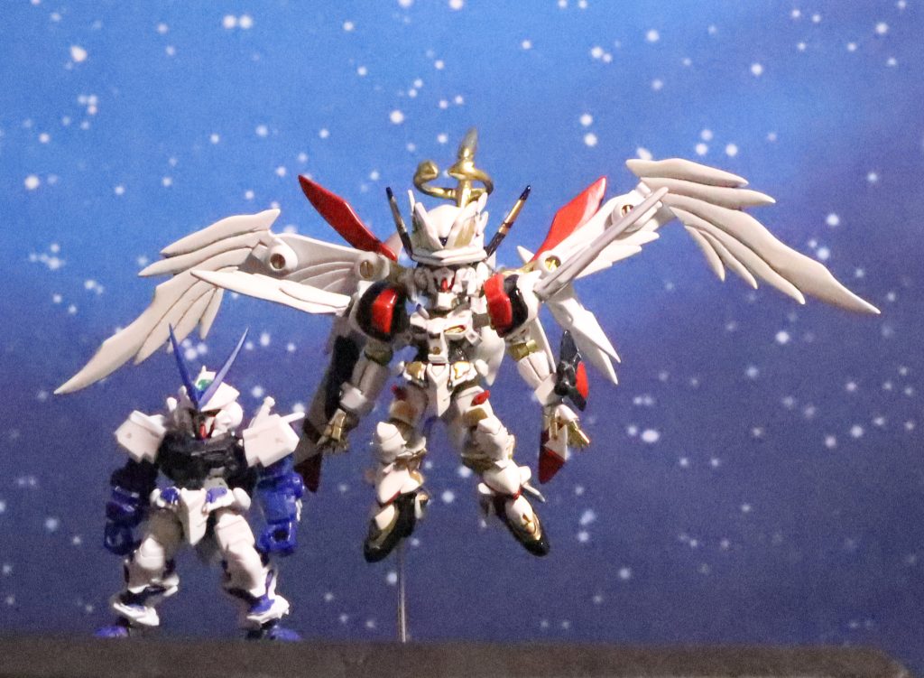 基になったガンダムアストレイブルーフレームと改造後のアマテラスです。ご覧いただき、ありがとうございます。
