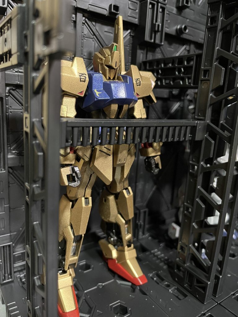 今回はHGの百式を全塗装しました。ゴールドはGSIのスプレー缶ゴールドS9を使っています。ザラっとした仕上がりにしたかったのでイメージ通りに出来ました。ただその後の水転写デカールクリアが貼りにくい事に後から気がつきました💦胸部にはガンダムマーカースプレーを初めて使ってみました。ブルーメタリックを選び吹いてみたのですが上手く扱えず(ガス圧が安定しない)真っ白になったりまだらになったりを繰り返してしまいました。諦めて上からガンダムカラースプレーのティターンズブルーを塗ったところ、メタリックが残って混ざってなんだか良い感じになりました😅仕上げには半光沢クリアを吹いています