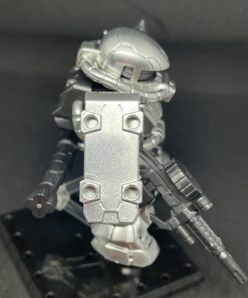 このシールドが鏡みたいになるんだろなーと、ワクワクして塗装した結果これでした🤣どうやら薄塗り推奨のようで、重ね塗りしたら余計にメッキ感から遠ざかっていきましたね。この失敗をいかして、練習してみようと思います。また別のキットで、とりあえずキレイにヤスリがけしてから薄塗りしてみようと思います。犠牲になってくれたザク君には感謝感謝です!ご覧いただきありがとうございました。