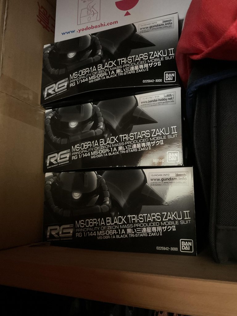 あとは黒い三連星の06Rが3機。全ガンダムのMSの中で一番好きな機体なので、もっともっとプラモ作りのスキルが上がってから組もうと思い積んでいます。いつ組み立てられる日が来ることやら・・・てかこれ、一生手をつけないパターンのヤツですね(笑)