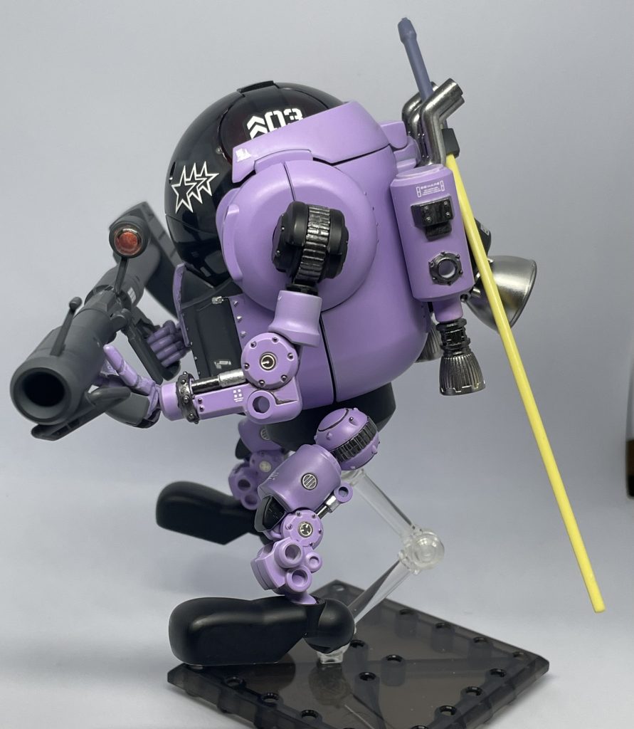 ドムが滑走してるイメージです。モビルハロはホバー走行は出来ないでしょうけど🤣元の手パーツは握り手しかないので、別売りの物に交換しました。