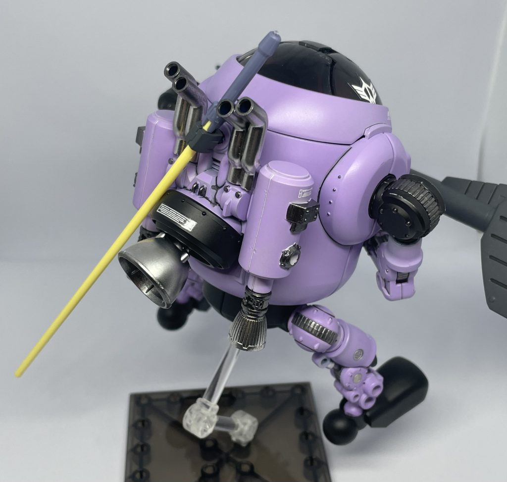 バックパックにちょうど良いスペースがあったのでドムのヒートサーベルをマウントしました。バズとサーベルだけでドム感出ますよね☺️タンク的な物に穴空いてたので、とりあえずバーニア付けときました。