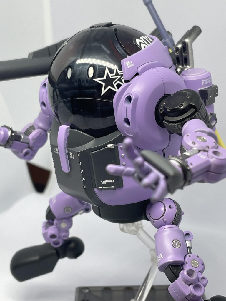 黒い三連星カラーというよりは、ドムのイメージで塗装してみました。リベットみたいなのをチョンチョンと部分塗装、丸モールドが多かったので、メタルシールみたいなのを貼りまくりました。