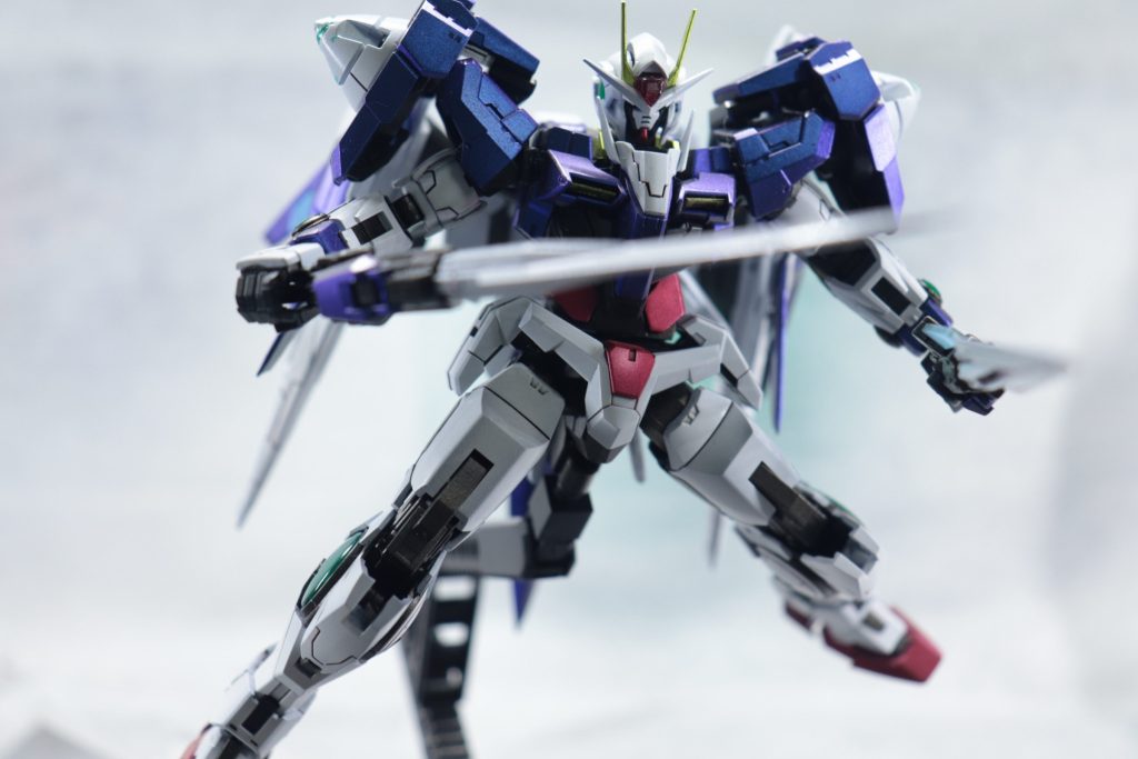 サフはすべてエヴォブラック塗料は青をプリズムブルーメタリックバイオレットで塗装し正面からは青、角度で紫見えるようにしています。フレームはガイアノーツのガンメタルボディのホワイトはガイアノーツのフラットホワイト→クリアシルバー赤はクレオスGXメタルレッド アンテナと袖(?)はプライマリーメタリックイエローその他色々とゴールド使い分けしてます