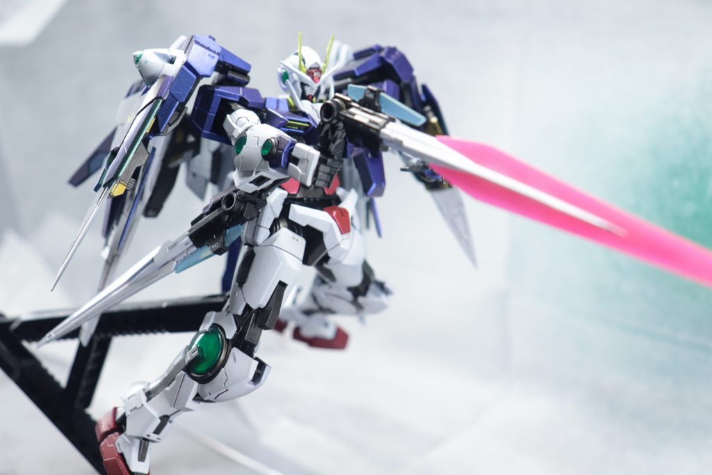 GNコンデンサ部はブルーグリーンで塗装しましたが内部のシールの文字が見えにくくなるので失敗でしたね…GNソードのクリアパーツはサフなしでターコイズブルーイエローで塗装しました