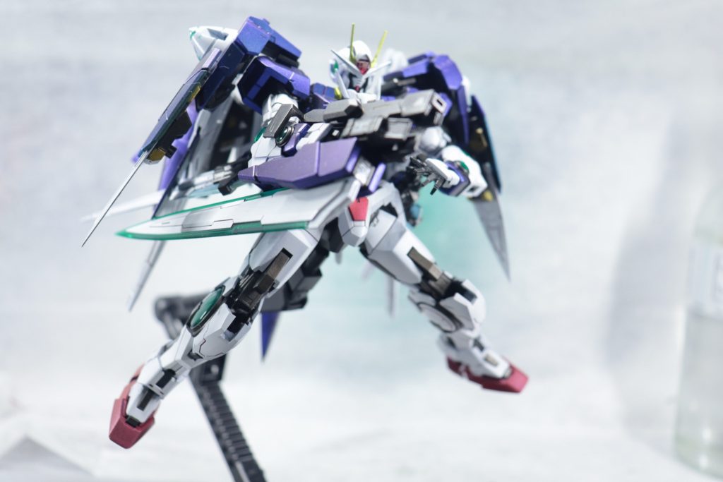 GNソード等の各種武器、アンテナ、GNドライヴのコーン等はフラットホワイト→クリアシルバー→プレミアムガラスパール→エキショウジェイド→艶ありトップコート(クリアパーツと上記以外はすべてつや消し) アンテナのクリアパーツには細かくカットした付属デカールを貼り何層もクリアを重ねて段差を消しています(裏にシルバー吹いてます)